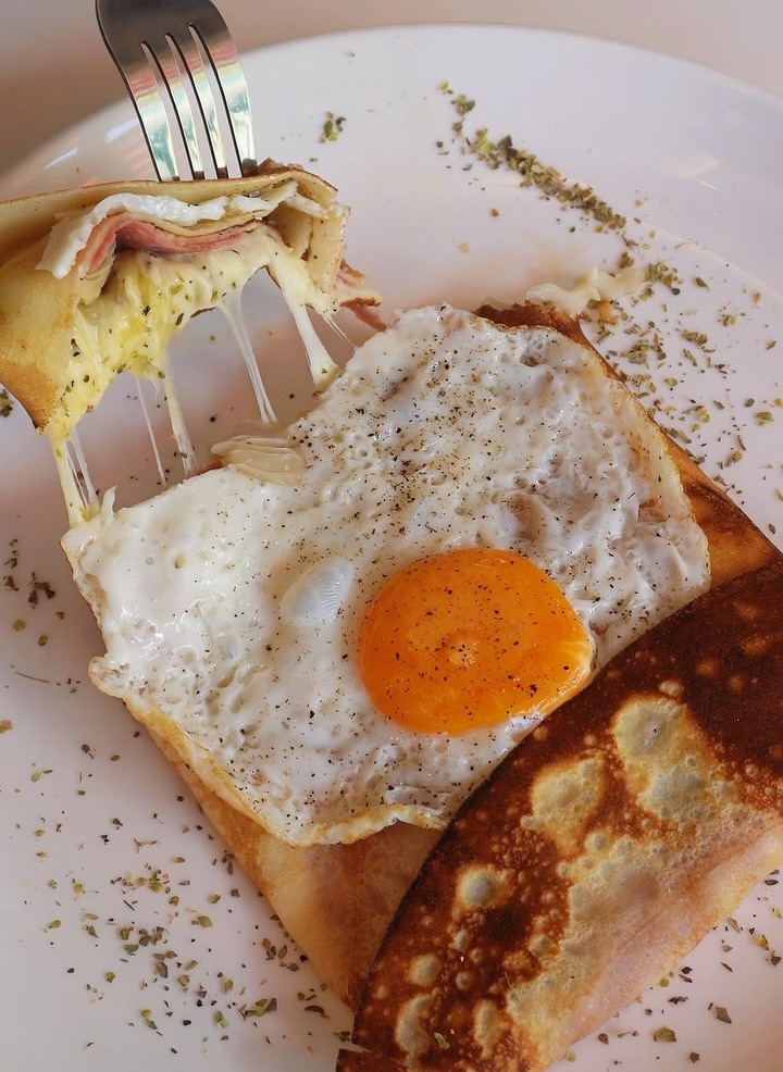 Cheesy crepe with a fried egg at Yasma Cafe